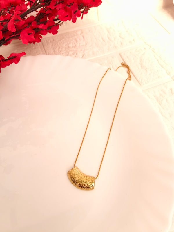 Gold Curve Stone Finish Pendant Chain